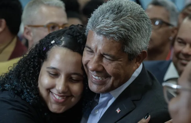 Imagem ilustrativa da imagem Jero bate ponto em estande do governo do Estado na Bienal