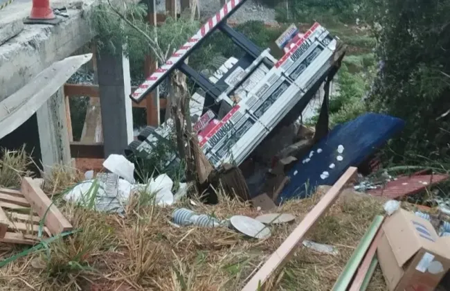 Imagem ilustrativa da imagem Motorista de carreta morre após veículo despencar de ponte