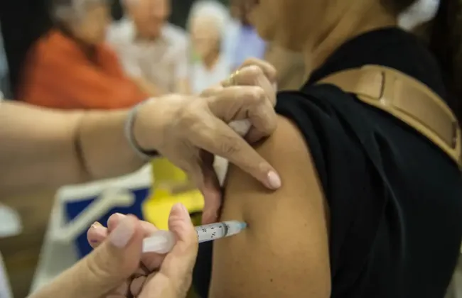 Imagem ilustrativa da imagem Vacinação contra gripe acontece em pontos de SSA neste sábado