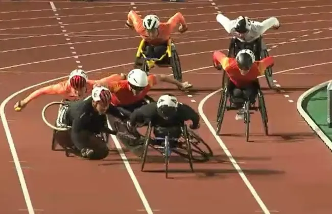 Imagem ilustrativa da imagem Veja momento em que atletas paralímpicos se chocam e caem das cadeiras