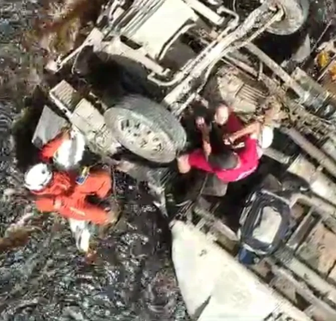 Imagem ilustrativa da imagem Vídeo: corpo de motorista é retirado de rio após carreta tombar