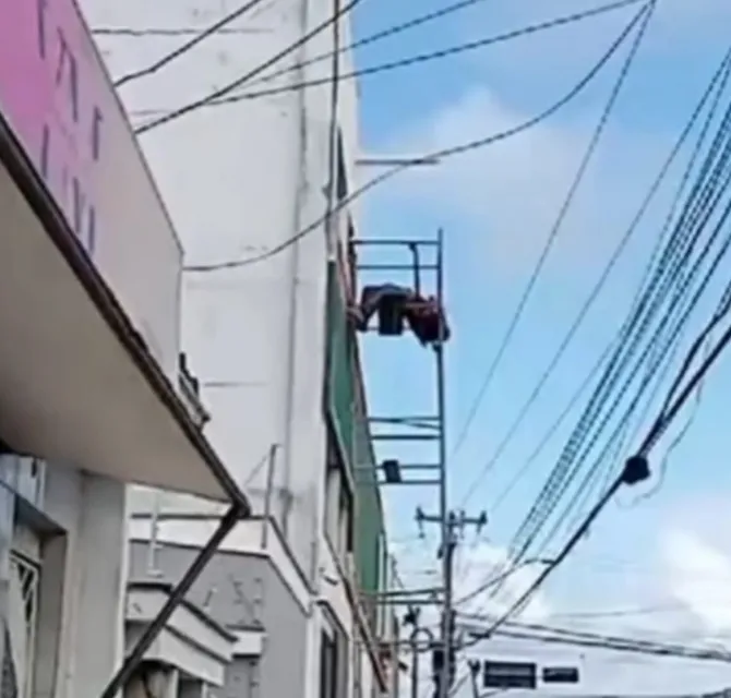 Imagem ilustrativa da imagem Vídeo: homem sofre descarga elétrica e é socorrido às pressas