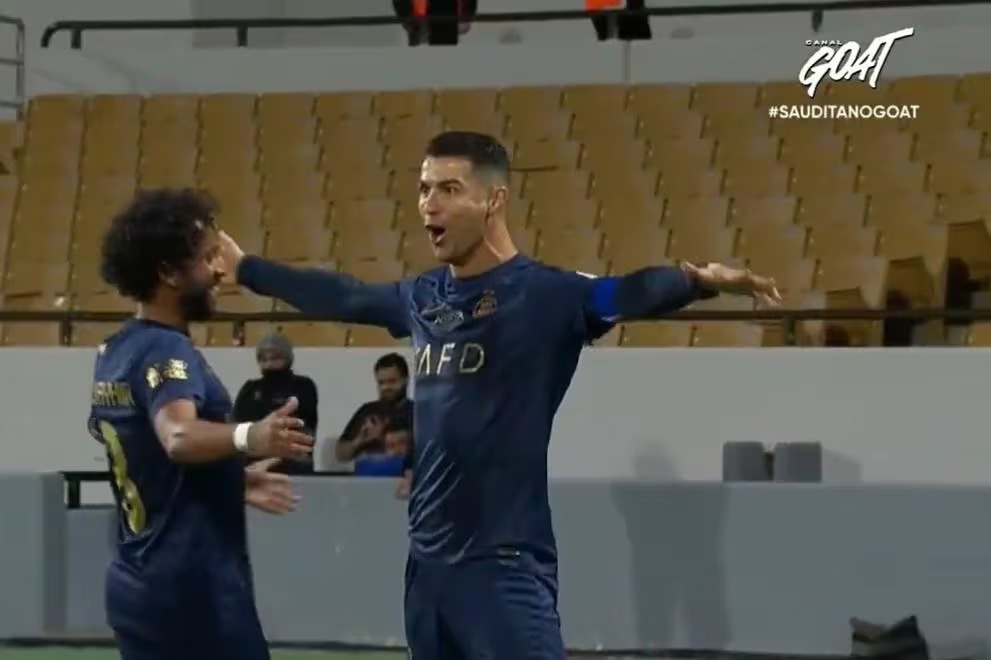 CR7 faz dois gols de falta em segundo hat-trick seguido no Al-Nassr