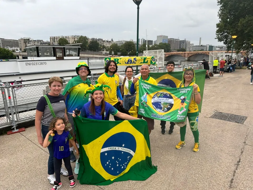 O Brasil chegou! Brasileiros lotam Paris para acompanhar as Olimpíadas - Imagem