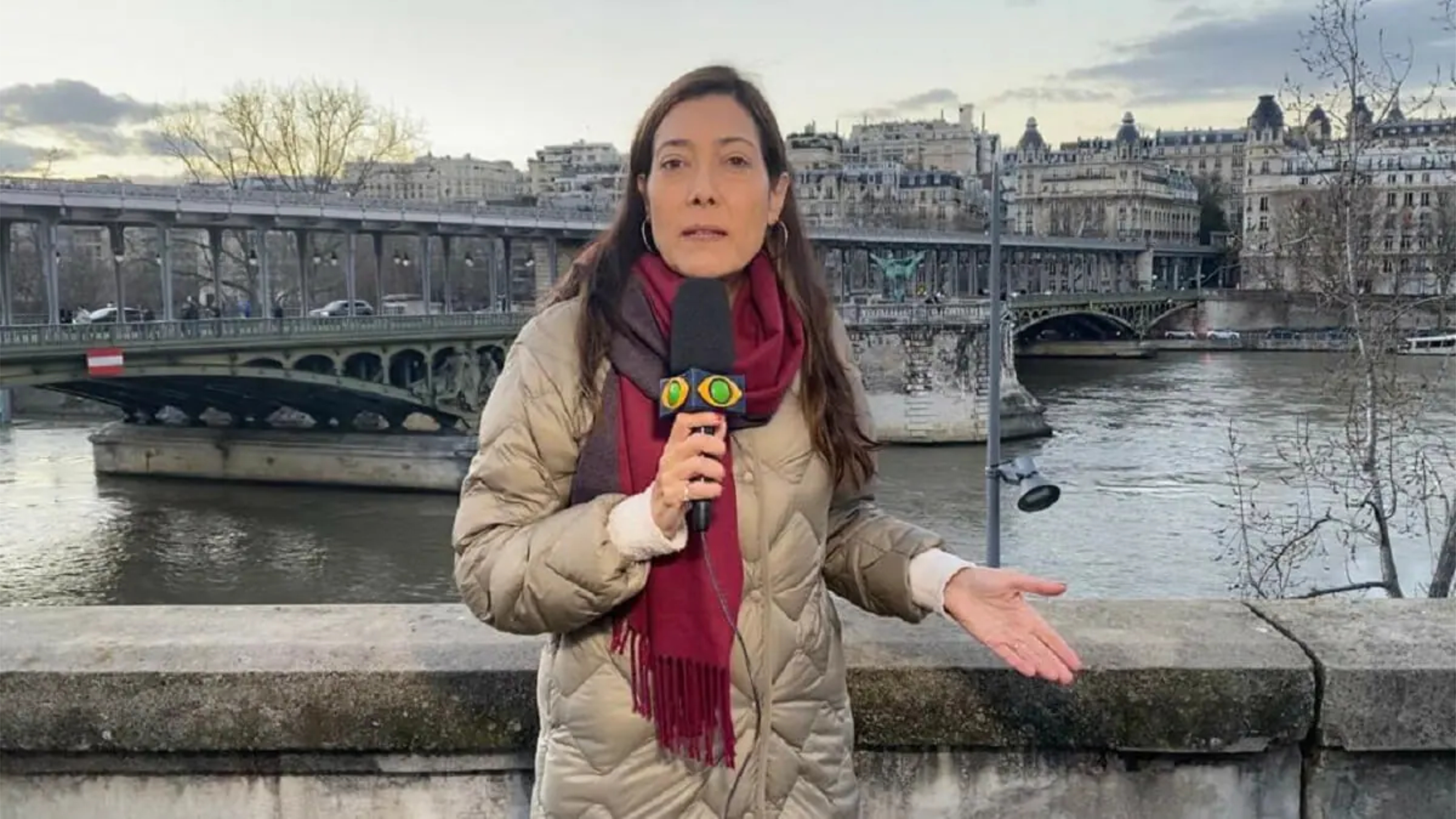 Repórter passa por momentos de tensão após ameaça de bomba em Paris - Imagem