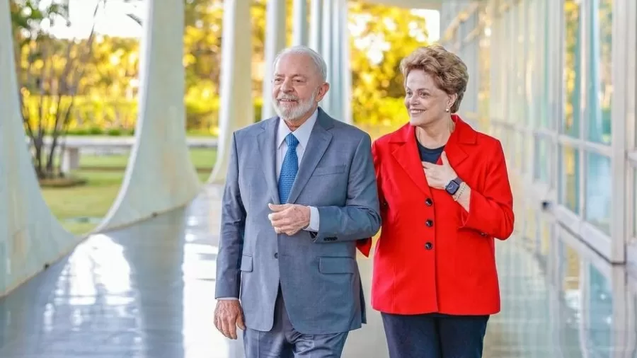 Imagem ilustrativa da imagem Após impeachment, Dilma volta pela primeira vez ao Palácio da Alvorada