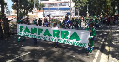 Imagem ilustrativa da imagem Fanfarra de colégio estadual de Cajazeiras traz diversidade e arte para desfile