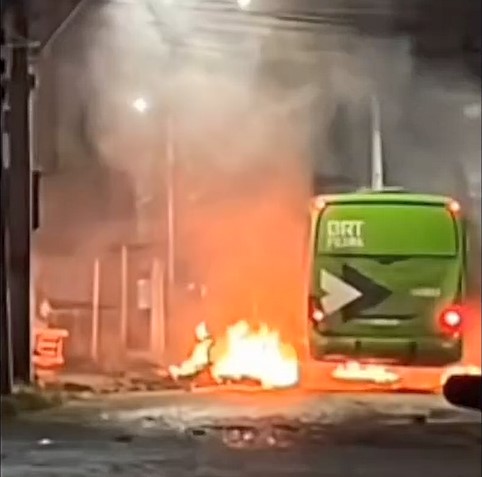 Imagem ilustrativa da imagem O bicho pegou! Ônibus é incendiado em Feira de Santana