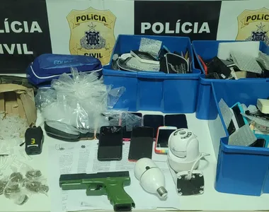 Celulares, drogas, um rádio e câmeras de segurança foram confiscados