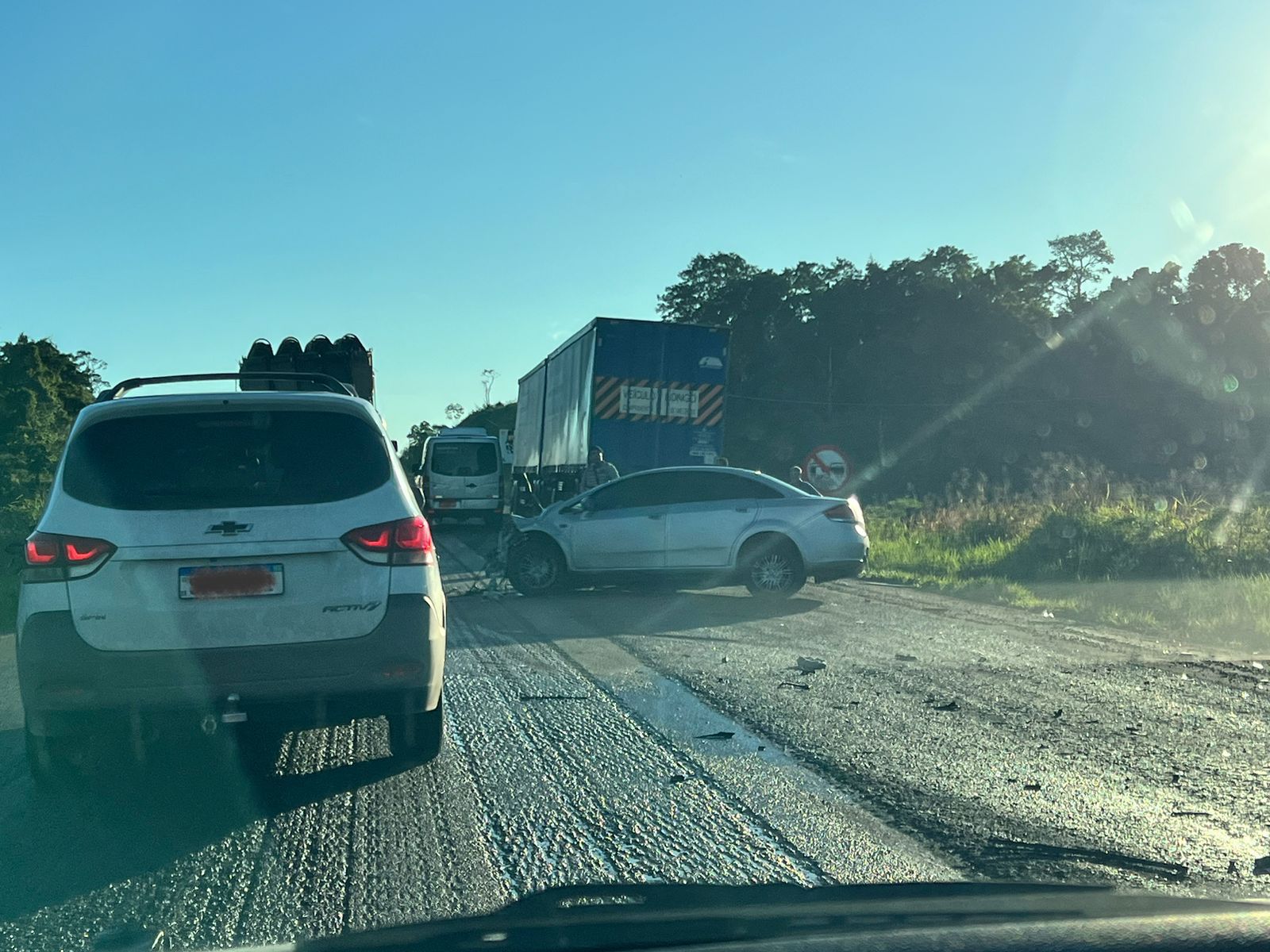 Acidente na BR 101 deixa feridos e trânsito lento