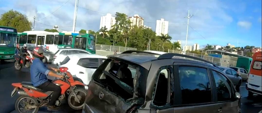 Carro de passeio da vítima com o fundo danificado