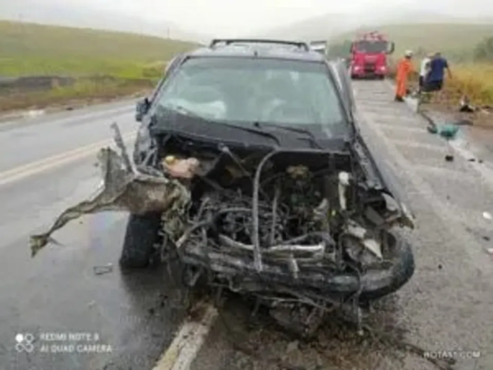 Frente do carro ficou destruída no acidente