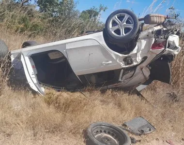 Carro saiu muito danificado no acidente