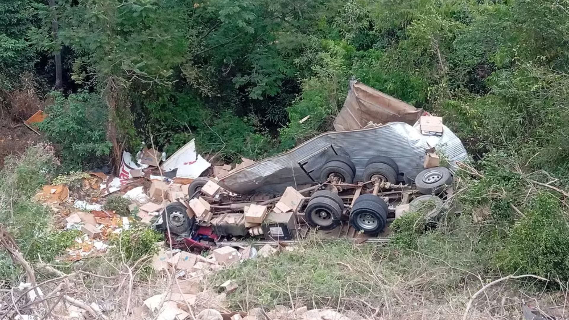 Vítima ficou presa nas ferragens e morreu na hora