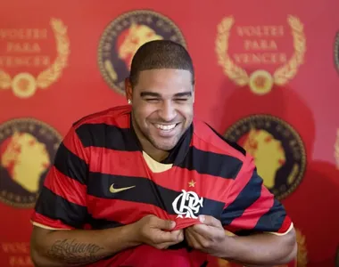 Adriano Imperador vestindo camisa do Flamengo