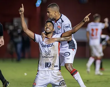 Willian Oliveira e Lucas Esteves comemoram gol contra o Atlético-MG