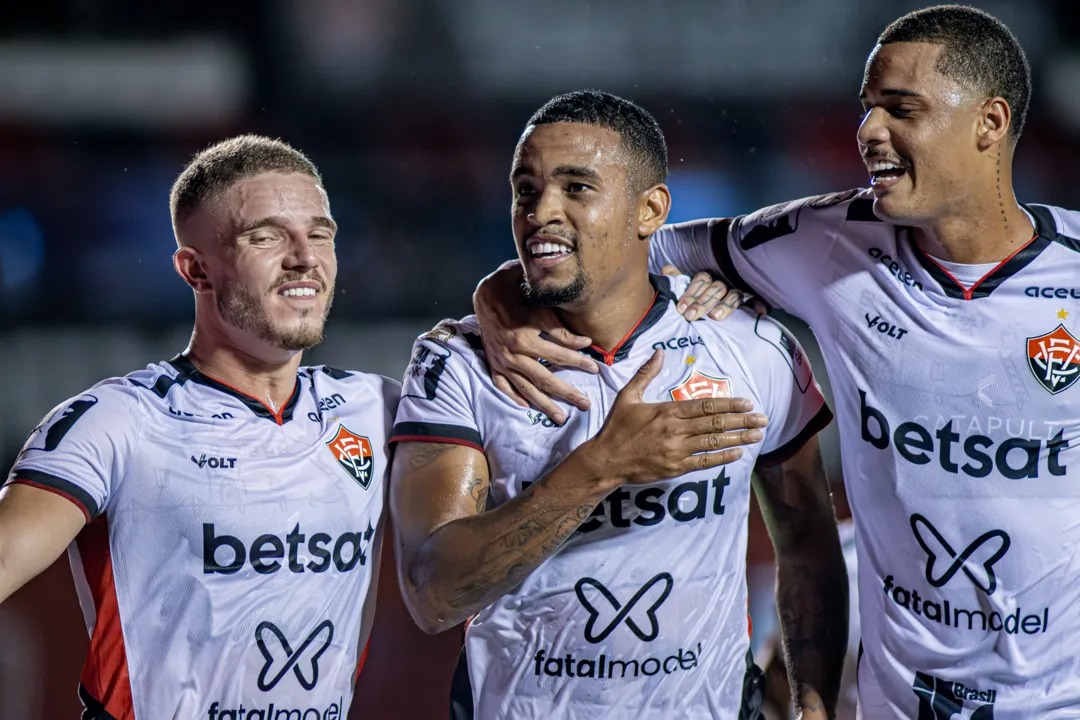 Alerrandro celebra o primeiro gol do Vitória contra o Criciúma