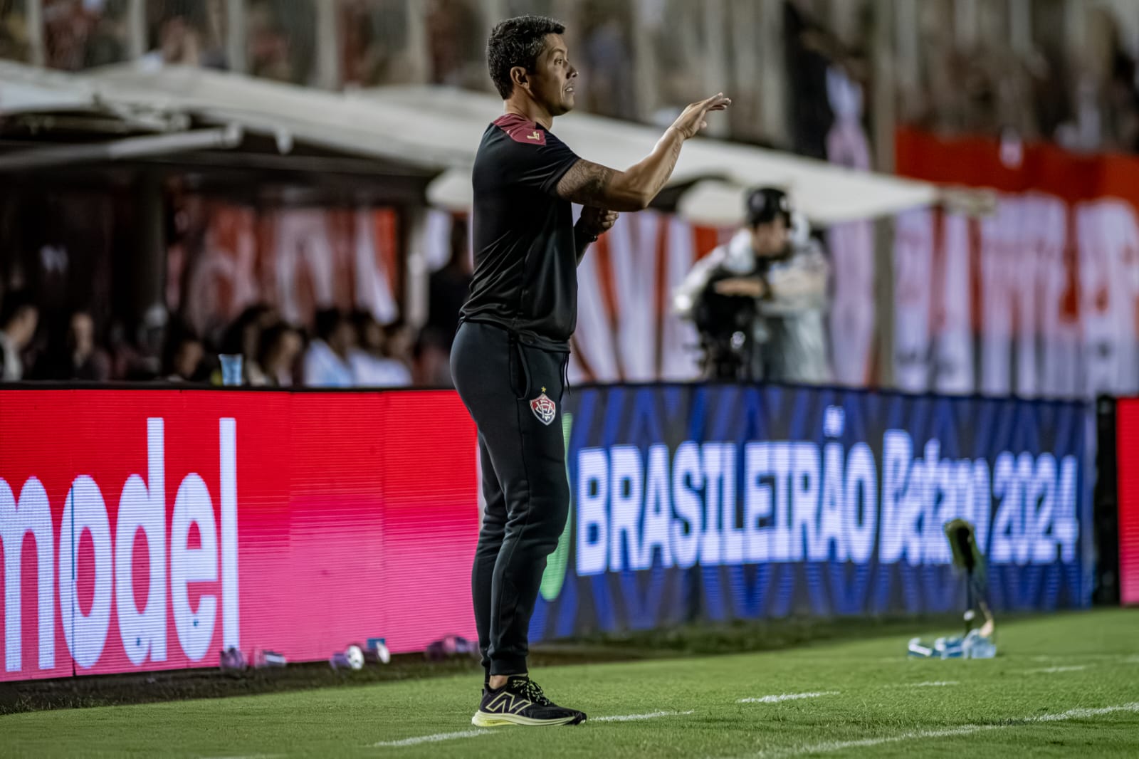 Carpini orienta jogadores do Vitória a beira do gramado