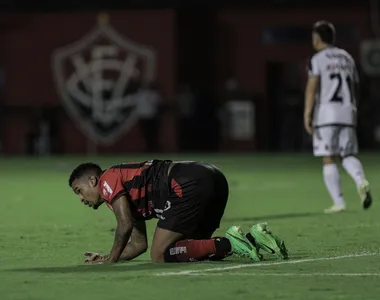 Alerrandro caído no gramado durante a derrota para o Vasco