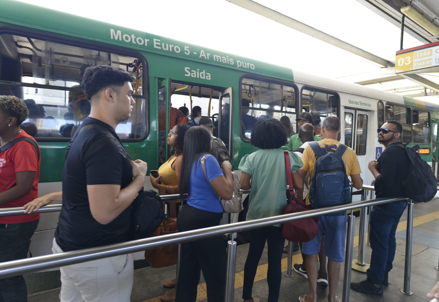 Fila para pegar buzu na estação Acesso Norte