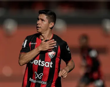 Osvaldo, atacante do Vitória