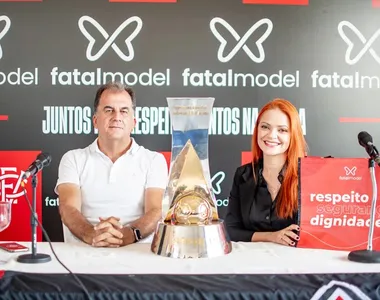 Presidente do Vitória, Fábio Mota, e Nina Sag, diretora de comunicação da Fatal Model