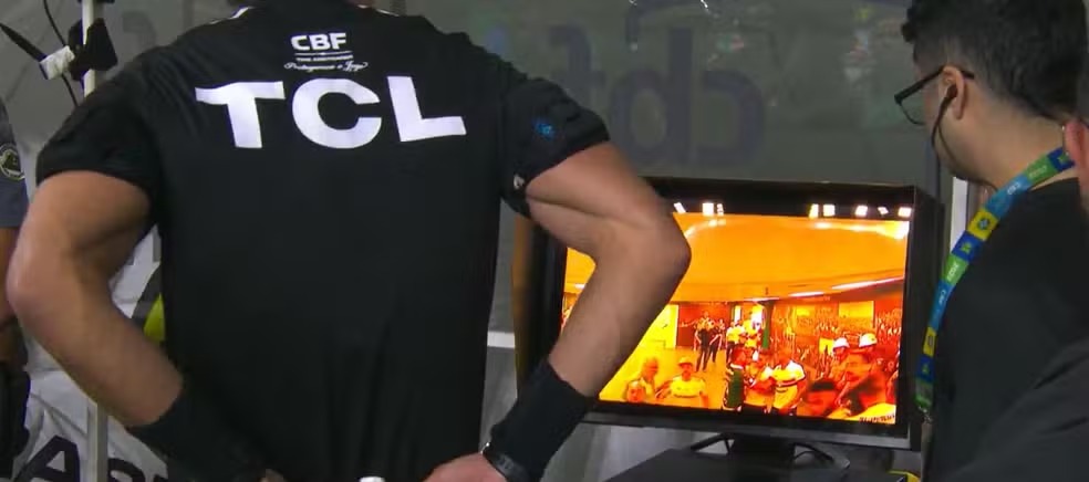 Claus assistindo as imagens da confusão