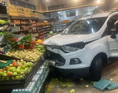 Carro destruiu parte de local