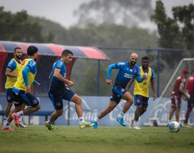 Treinamento em quinta-feira chuvosa no CT do Bahia