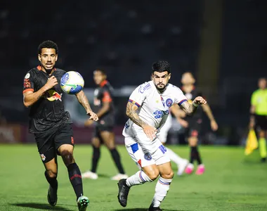 Lucas Evangelista (esquerda) e Cauly (direita) na derrota do Bahia para o Red Bull Bragantino