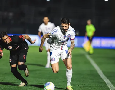 Everaldo tenta tirar marcação em Red Bull Bragantino 2x1 Bahia