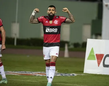 Gabigol comemora gol contra o Bahia em Pituaçu