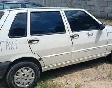 Homem dirigia carro com sinalização pintada à mão