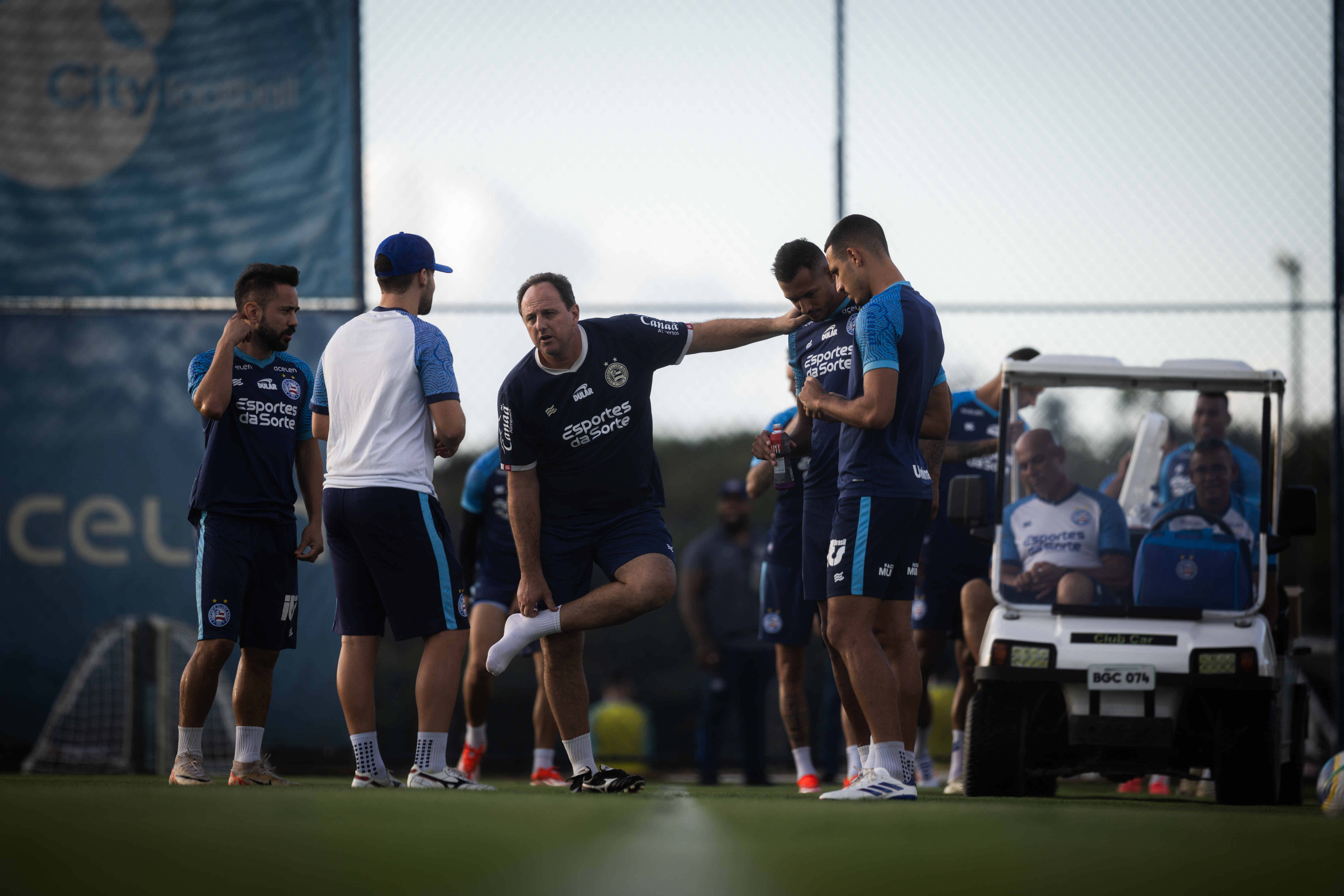 Rogério Ceni conversa com elenco durante treino no CT