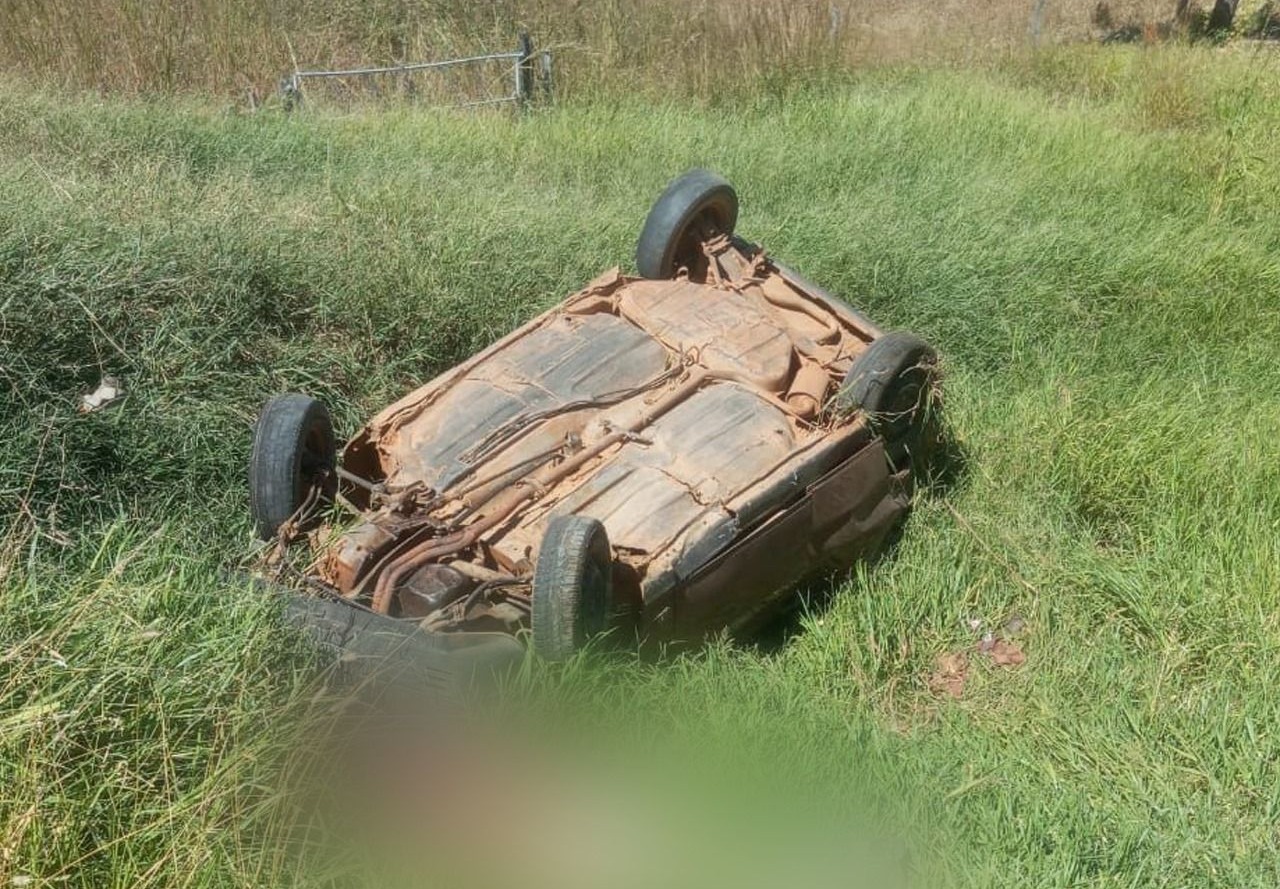 Carro acabou saindo da pista e capotando às margens da rodovia