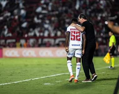 Ruan Pablo a beira do gramado em conversa com Rogério Ceni