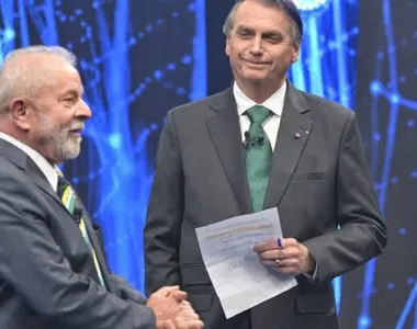 Lula e Bolsonaro durante debate em 2022