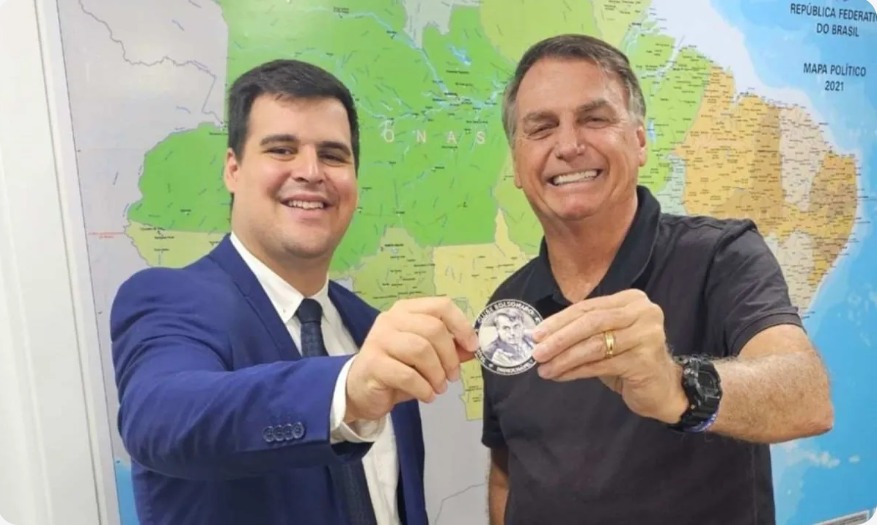 Batizado de “3 is”, a medalha foi criada por Bolsonaro em 2021