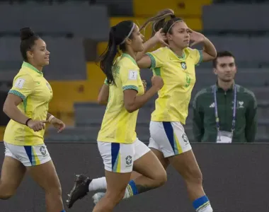 Priscila celebra o primeiro gol do Brasil sobre Camarões