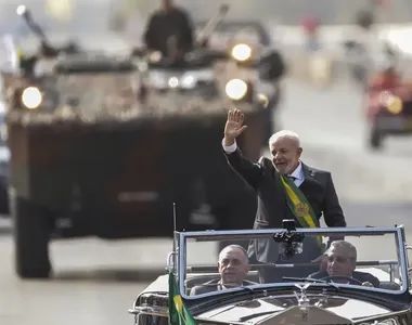 Presidente Lula acena para o público durante o desfile