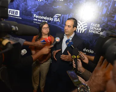 Bruno Reis acompanhado da vice Ana Paula Matos na entrevista coletiva