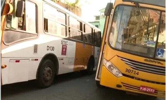 Colisão causou uma fila de ônibus no local