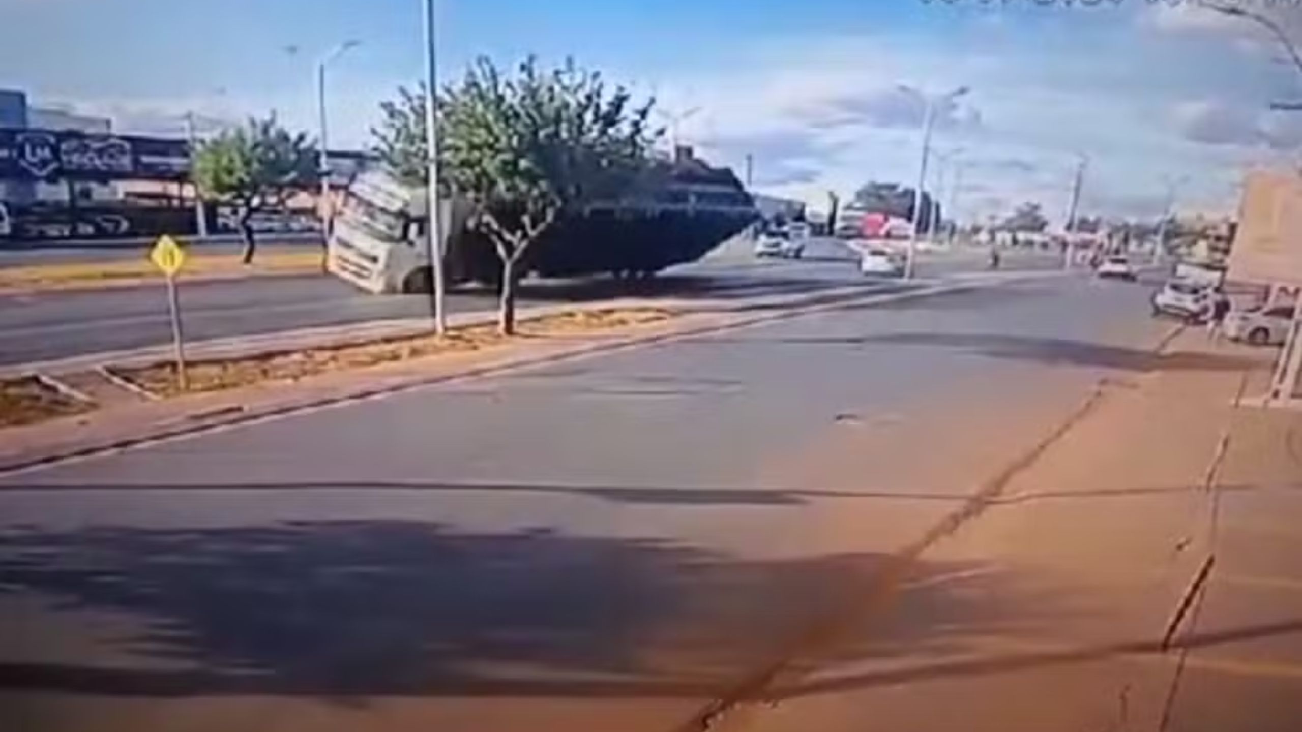 Caminhão tomba na pista em Barreiras