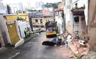 Caminhão parou ao bater em um poste