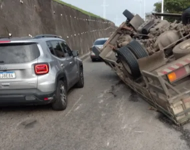 Trânsito na avenida foi bloqueado