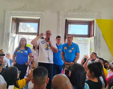 Carlos Muniz discursa ao lado do prefeito Bruno Reis