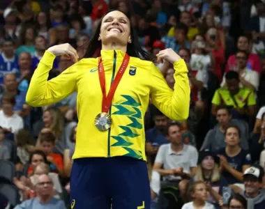 Atleta comemora com sua medalha de ouro