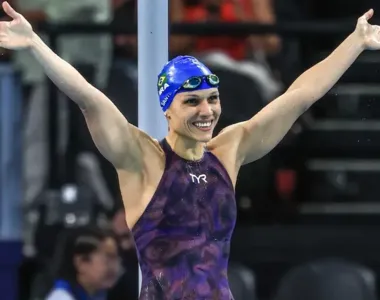 Carol Santiago celebra sua terceira medalha de ouro em Paris