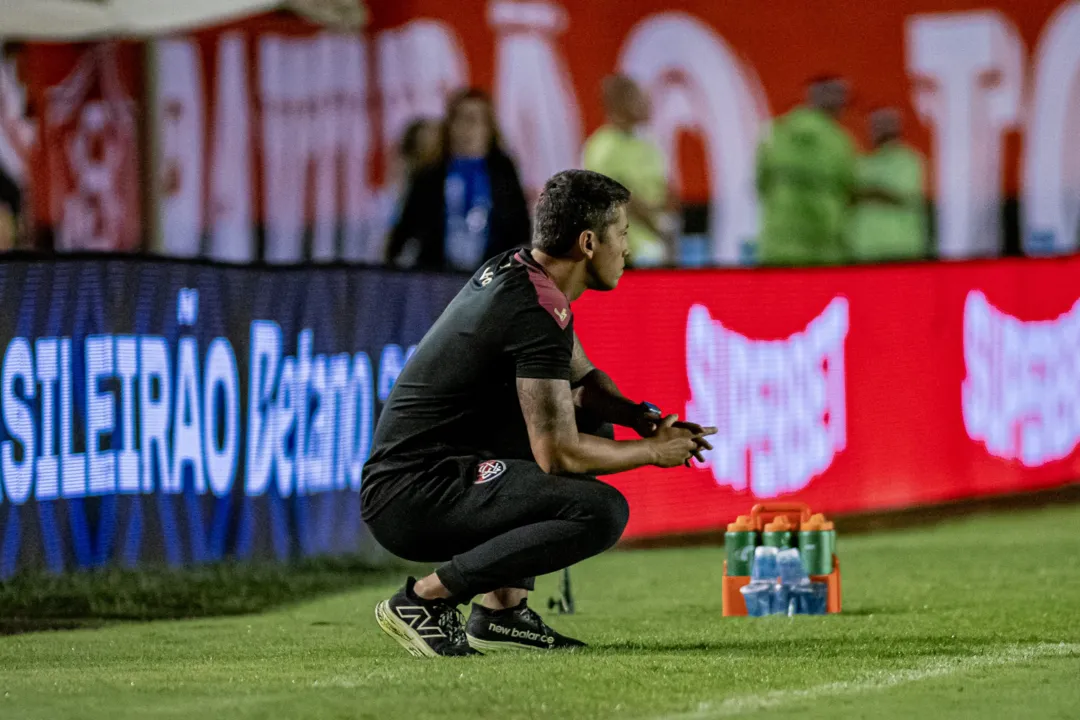 Thiago Carpini a beira do gramado