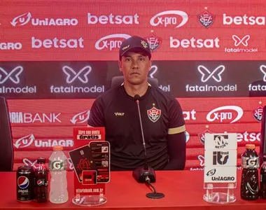 Thiago Carpini em coletiva do Vitória